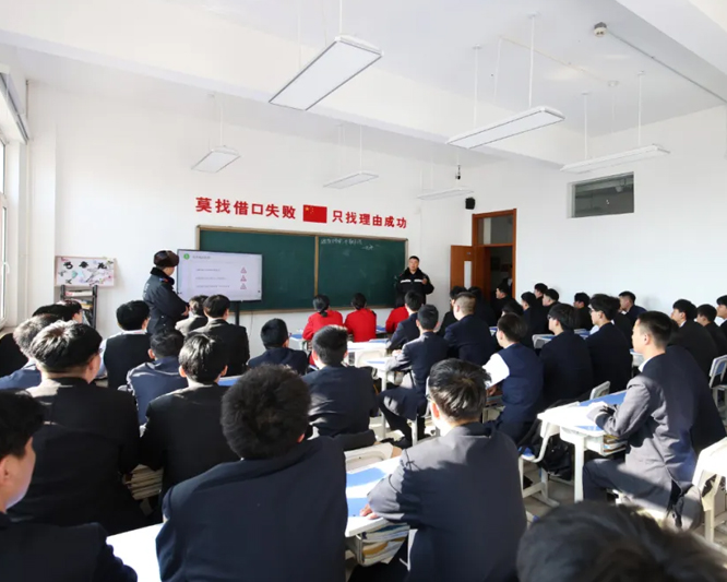 松北区交警大队第二支队到我校开展交通安全讲座
