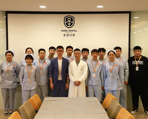 20级口腔专业学生参观圣安口腔医院