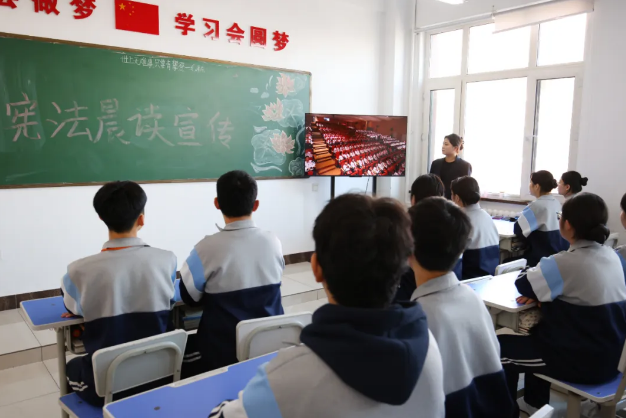 晨读宪法沐法治之光，青春同行筑成长之基 ——我校积极开展宪法晨读主题实践活动