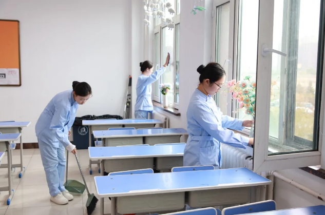 我校开展爱国卫生运动